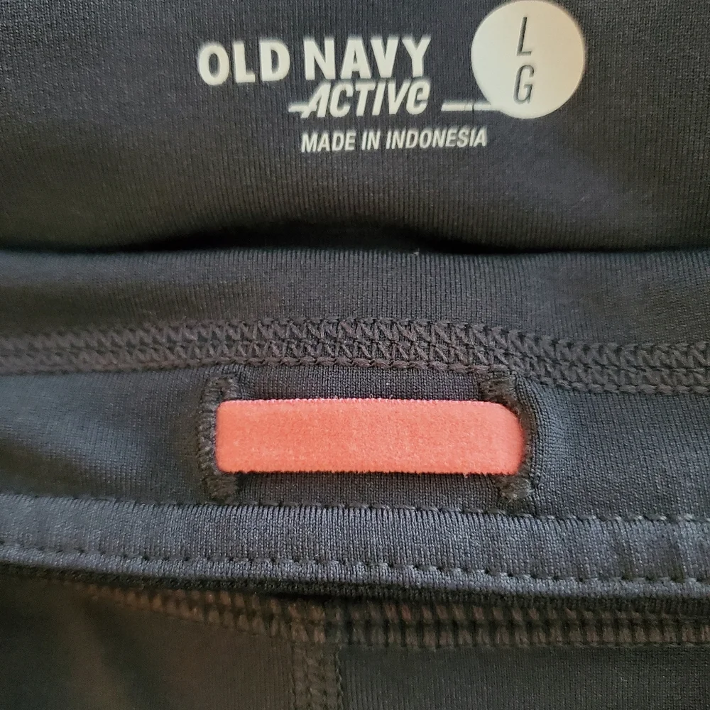 Old Navy women Active cropped pants. Size Large‎